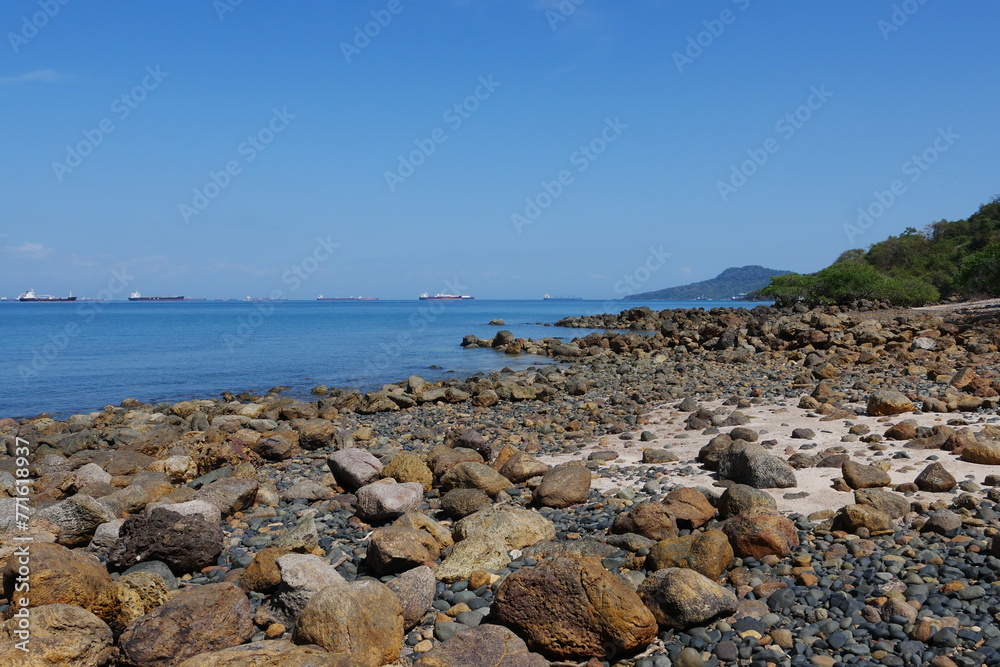 Steinküste auf der tropischen Insel Isla Taboga in Panama