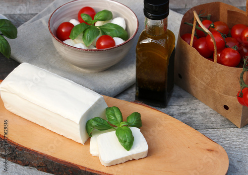 Mozzarella mit Basilikum und Tomate. photo