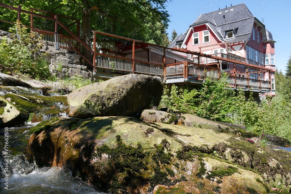 Bergbach Steinerne Renne im Harz vor Gasthaus 