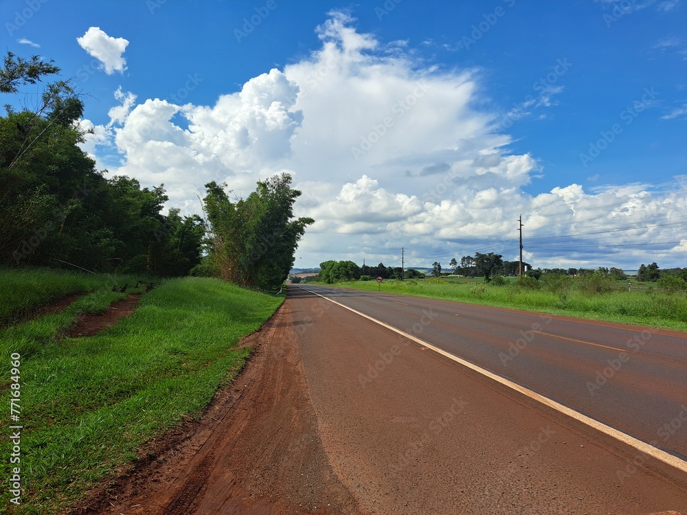 uma linda estrada na área rural de Avaré em um dia ensolarado