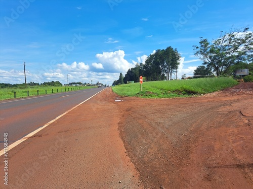 Uma estrada em área rural em um dia ensolarado photo