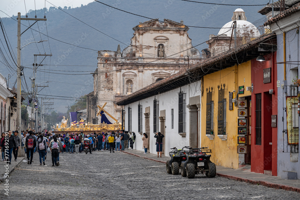 Obraz premium Procession for Lent on the streets of Antigua, Guatemala.