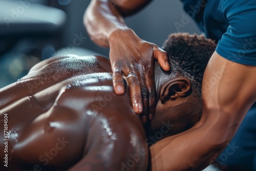 Massaggiatore professionista che utilizza una tecnica di stretching su un cliente photo