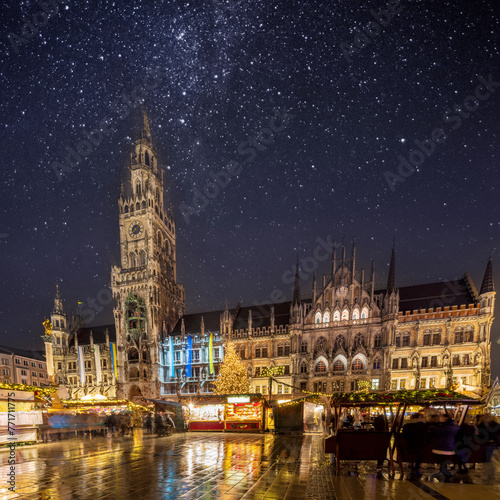 Christkindlemarkt auf dem Marienplatz vor dem neuen Rathaus in M  nchen