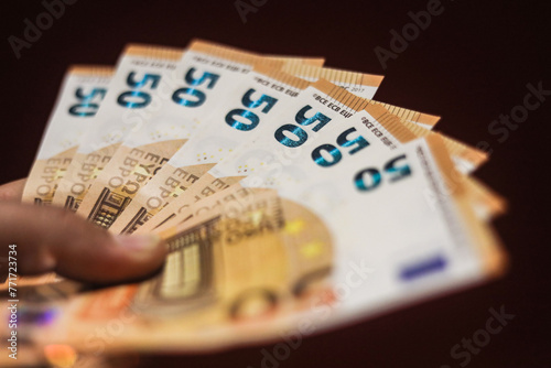 Illustration d'une liasse de billets de cinquante euros. photo