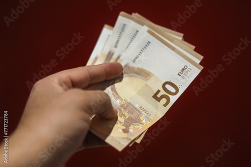 Illustration d'une liasse de billets de cinquante euros. photo