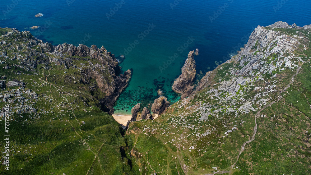 Obraz na plátně Hidden beach amongst the cliffs
