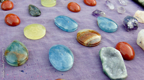 piedras de distintos colores artesanías