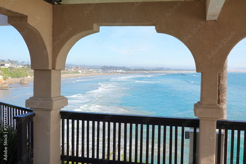 Fototapeta premium Gazebo along the coastal trail in Pismo Beach, California