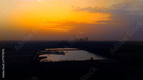 Zachód słońca przykryty piaskiem z pustyni, żwirownia na polach Biadacza, Opolszczyzna Polska, widok z lotu ptaka © Stanisław Błachowicz