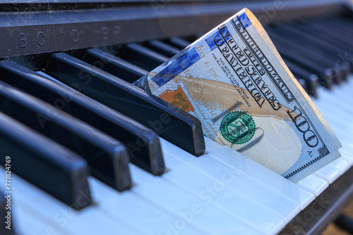 Fotografie A keyboard with a $100 bill on it