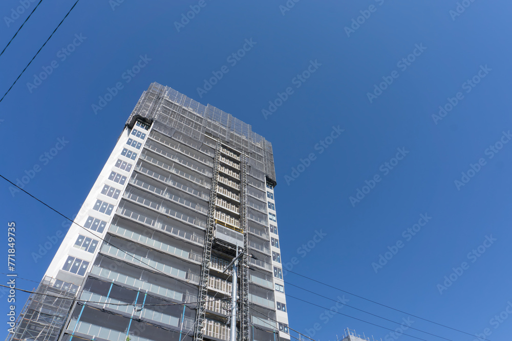 Obraz premium 建設中のタワーマンションと大型クレーン