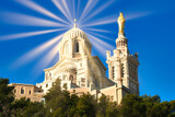 マルセイユの美しいノートルダム・ド・ギャルド・バジリカ聖堂に差し込む太陽光線