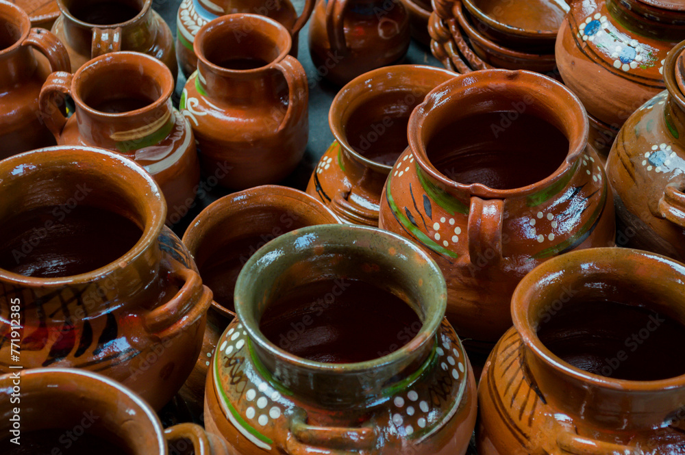 Normalmente De Barro Guarda Liquidos Y Alimentos stock.adobe.com