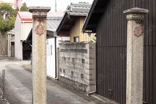 三重県関宿の石の門と通り