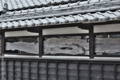 三重県関宿の瓦と木の壁