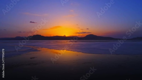 氷の湖の夜明け。北海道の屈斜路湖。