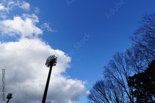 青空と雲と照明