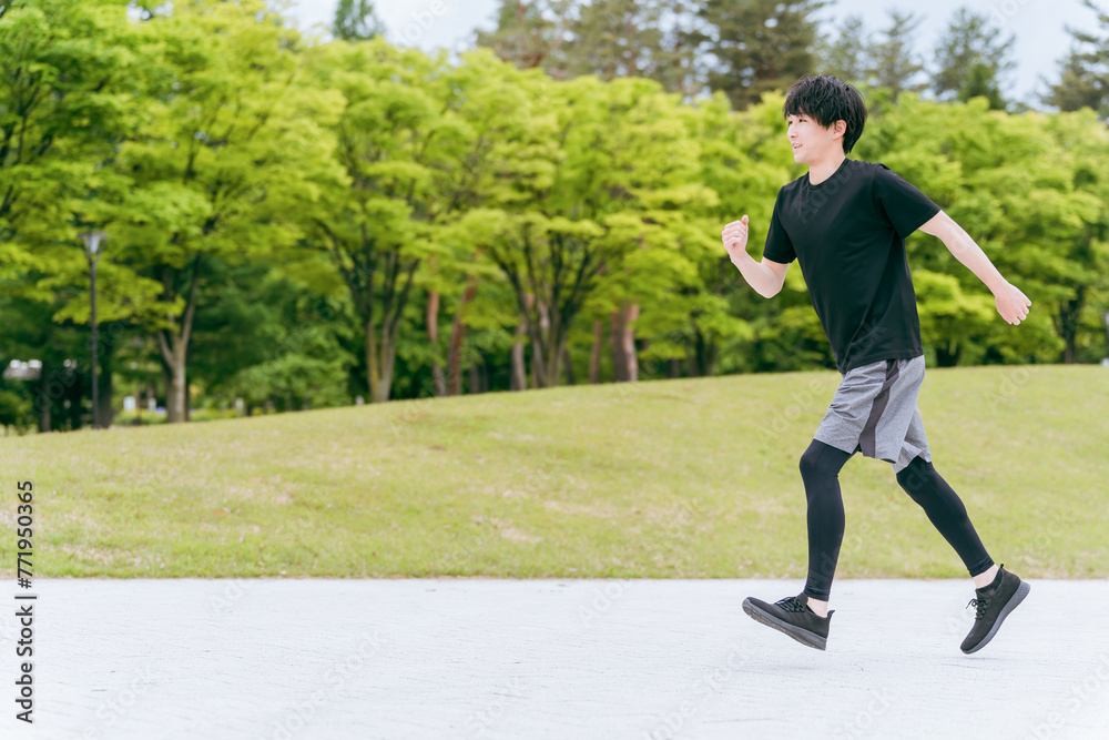 公園でランニング・ジョギング・トレーニング・有酸素運動をする若い男性
