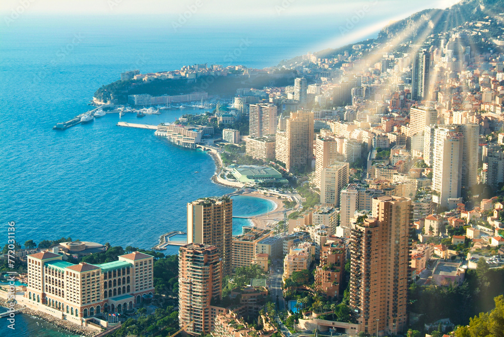 Obraz premium モナコの美しい街並みに差し込む太陽光線