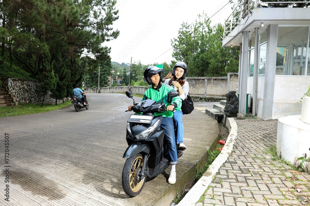 Obraz premium Asian Online Driver Pick Up Female Passenger