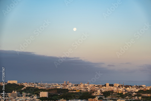 満月2日後の立待月の見える朝の風景