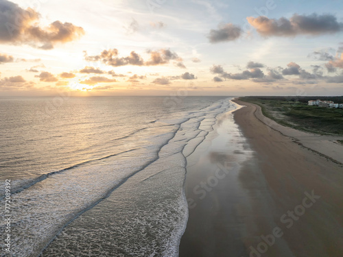 coucher de soleil sur une plage de l'océan atlantique en France, saint jean de monts en vendée