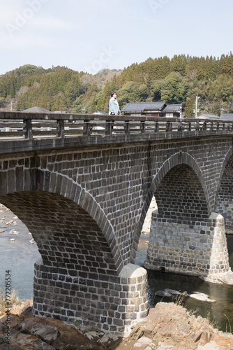 馬渓橋に佇む女性 photo