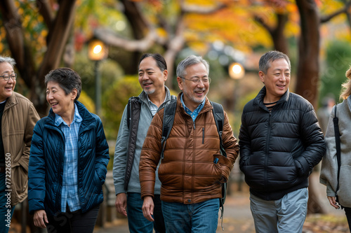 笑顔で散歩を楽しむ中高年の男女グループ