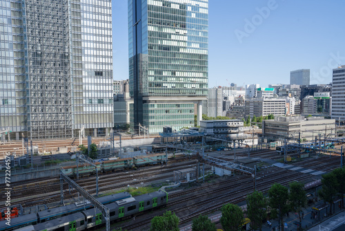 東京駅に接続される線路と周辺のビル