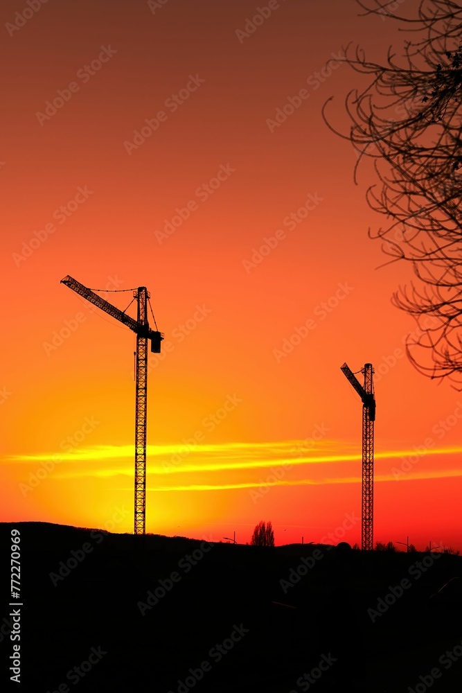 Naklejka premium Landscape of a picturesque orange sunset