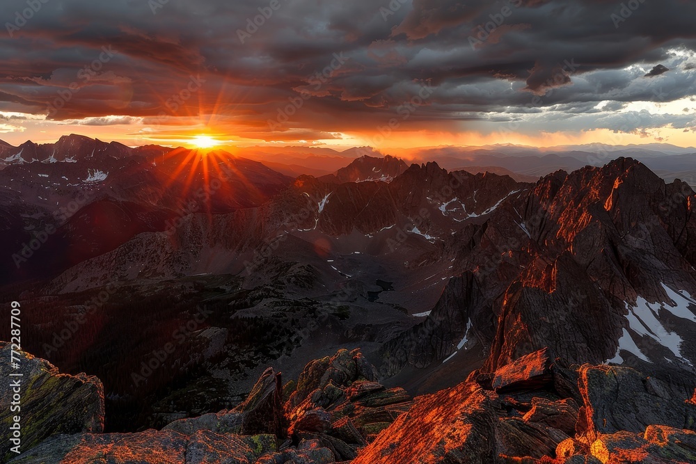 Naklejka premium Fiery Sky: Majestic Sunset Over Rugged Mountains