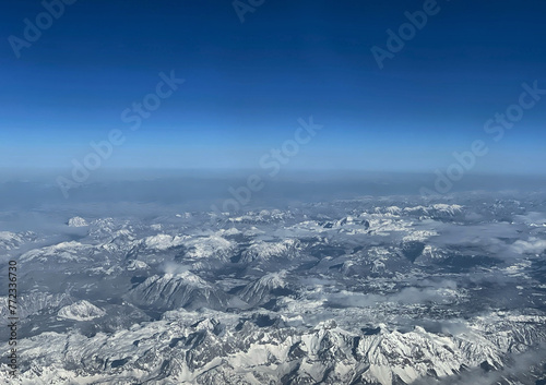 Luftaufnahme von schneebedeckten Gipfeln der Alpen