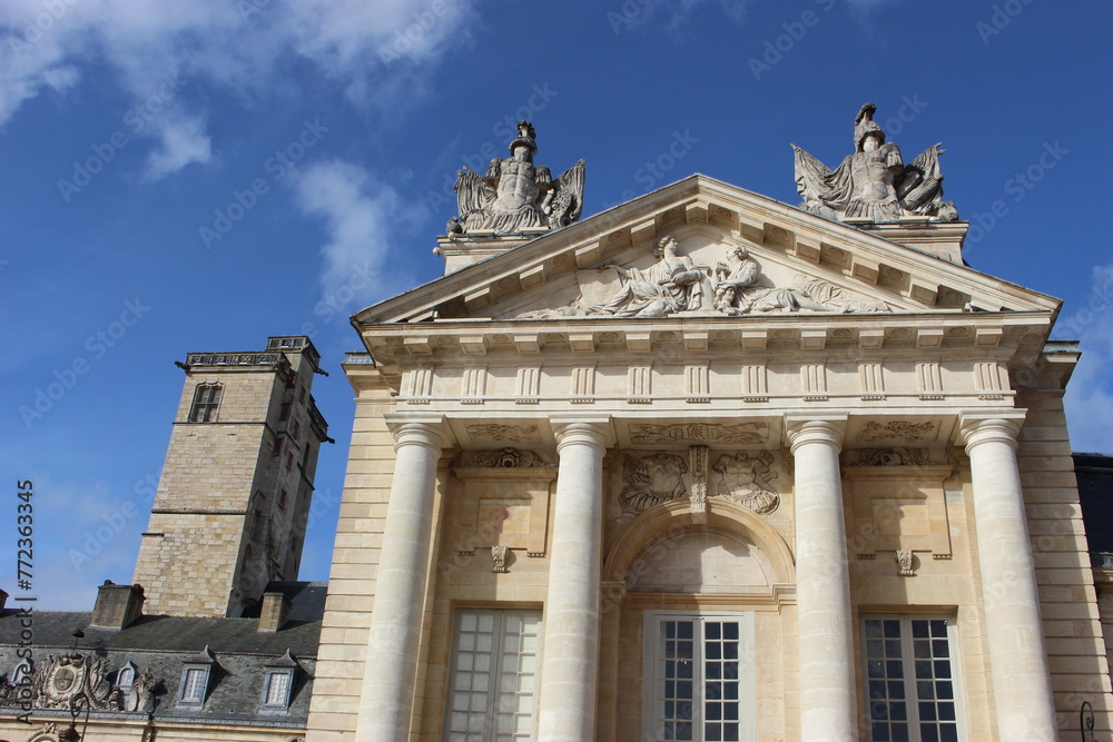 Dijon : Palais des Ducs et des États de Bourgogne (aile orientale et tour Philippe le Bon en arrière-plan)
