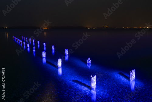 Ehemaliger Steg am Starnberger See mit blauem Licht bemalt