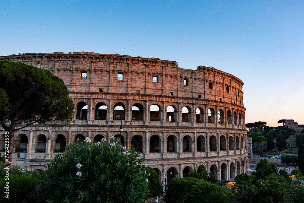 Vista del Colosseo durante il tramonto d'estate