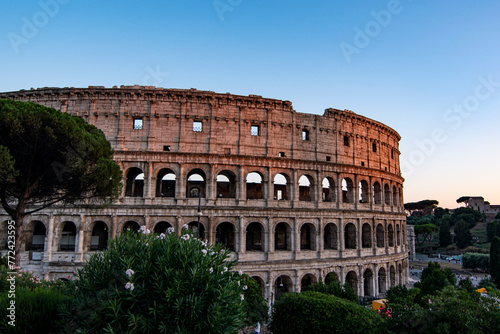 Vista del Colosseo durante il tramonto d'estate