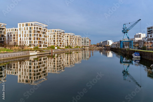 Moderne Architektur im neuen Offenbacher Hafenviertel mit dem Industriedenkmal "blauer Kran"  	