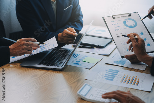 Meeting to present the Finance Executive business team. Discuss meetings to plan work, investment projects, analysis strategies, and discuss financial graphs and company budgets in the office.