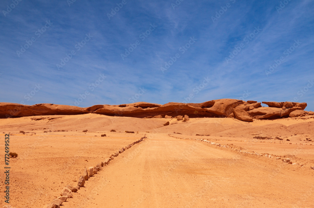 Steine und Sand in einmaliger Formation sind neben der Straße auf dem Weg nach Swakopmung zu sehen