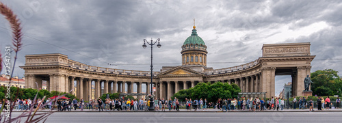 Die Kasaner Kathedrale ist ein großer, russisch-orthodoxer Sakralbau am Newski-Prospekt in Sankt Petersburg. Er wurde von 1801 bis 1811 nach dem Vorbild des römischen Petersdoms errichtet photo