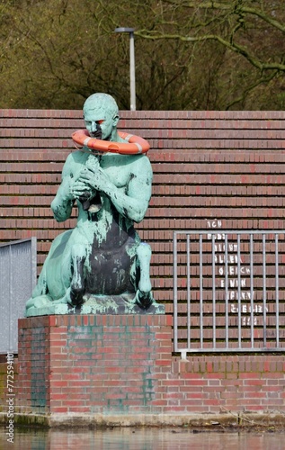 Statue am Stadtparksee mit Rettunggsring um den Hals photo