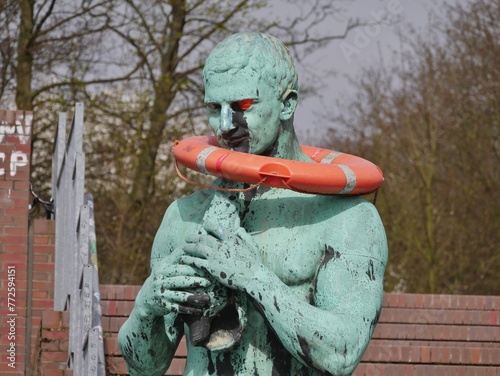 Statue am Stadtparksee mit Rettunggsring um den Hals photo