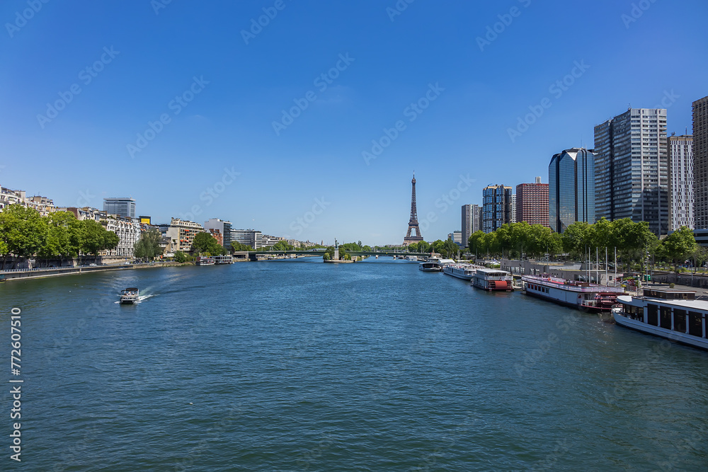 Obraz premium Cityscape of Seine river and District of Beaugrenelle. Paris, France.