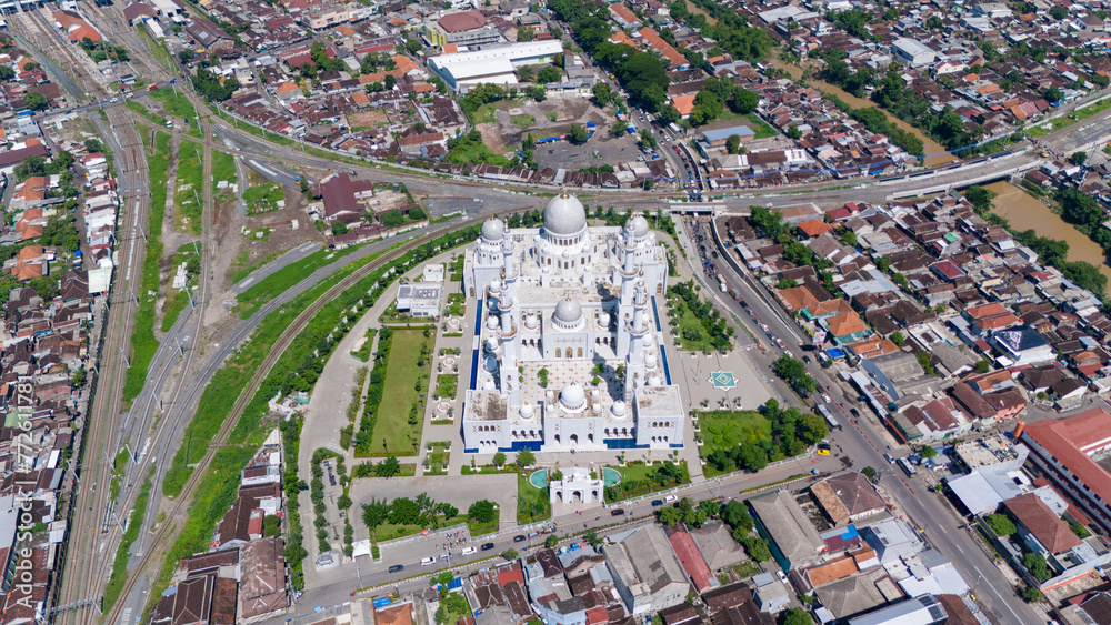Fototapeta premium aerial view of the Sheikh Zayed Grand Mosque, Solo