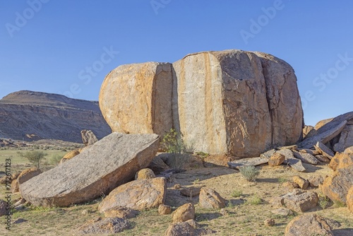 Giant split boulder in the south Namibian desert landscape under a clear blue sky © Aquarius