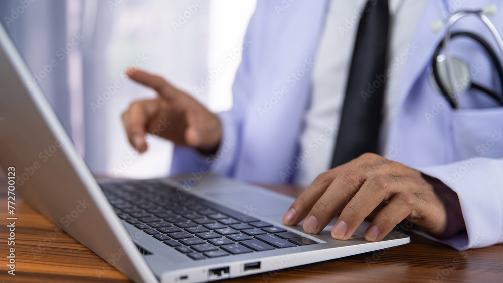 Doctors use computers to record treatment data into the hospital's data storage system using modern technology. Doctors use computers to record treatment data into the hospital's data storage system using modern technology.