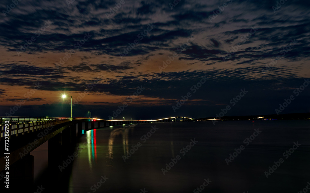 Fototapeta premium 夜にライトアップされた伊良部大橋