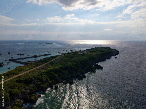 ドローンで空撮した東平安名崎の灯台の風景