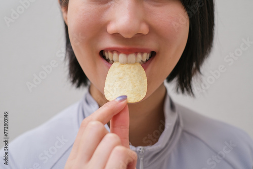 ポテトチップを食べる女性のクローズアップ